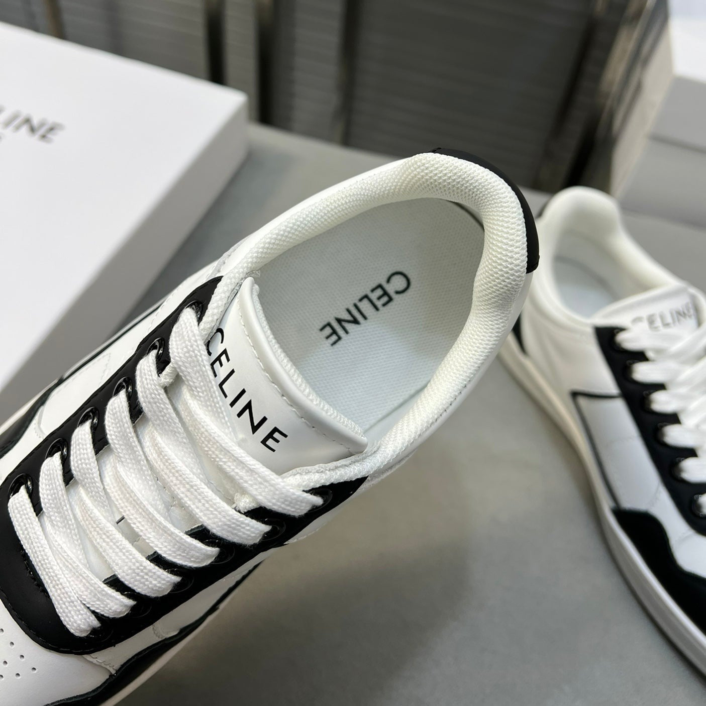 S-Sneakers