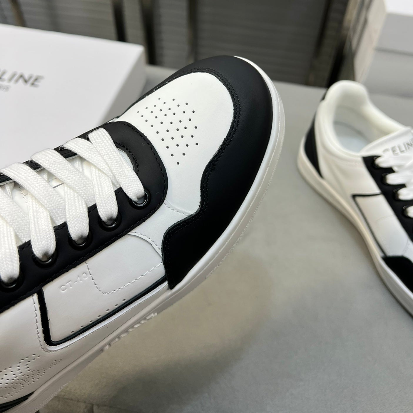 S-Sneakers
