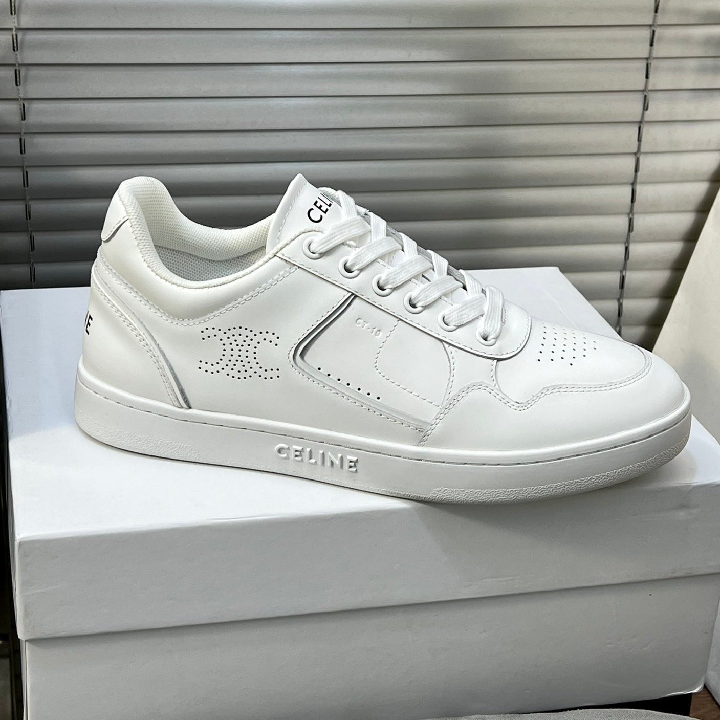 S-Sneakers