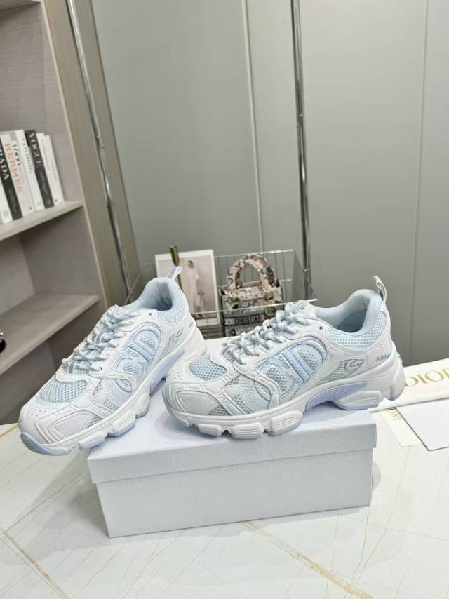 D-Sneakers