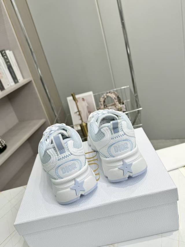 D-Sneakers