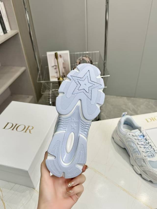D-Sneakers