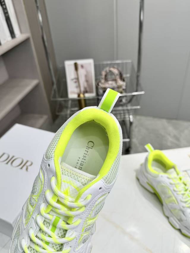 D-Sneakers