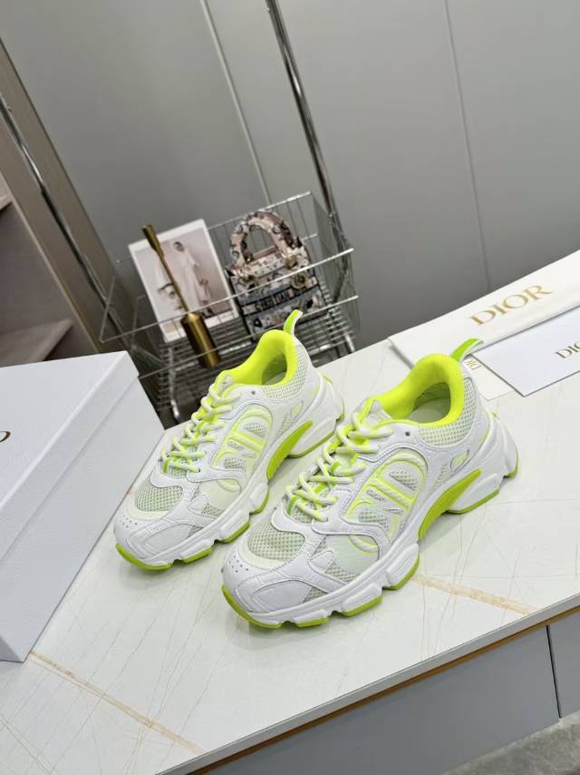 D-Sneakers