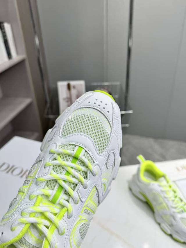 D-Sneakers