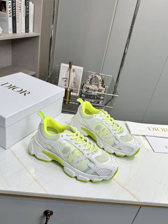 D-Sneakers