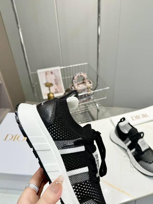 D-Sneakers