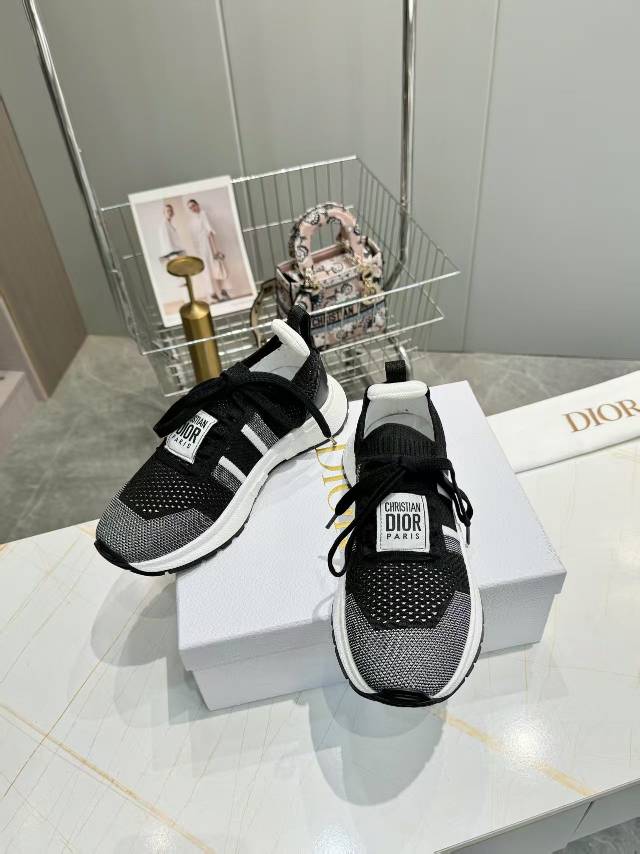 D-Sneakers