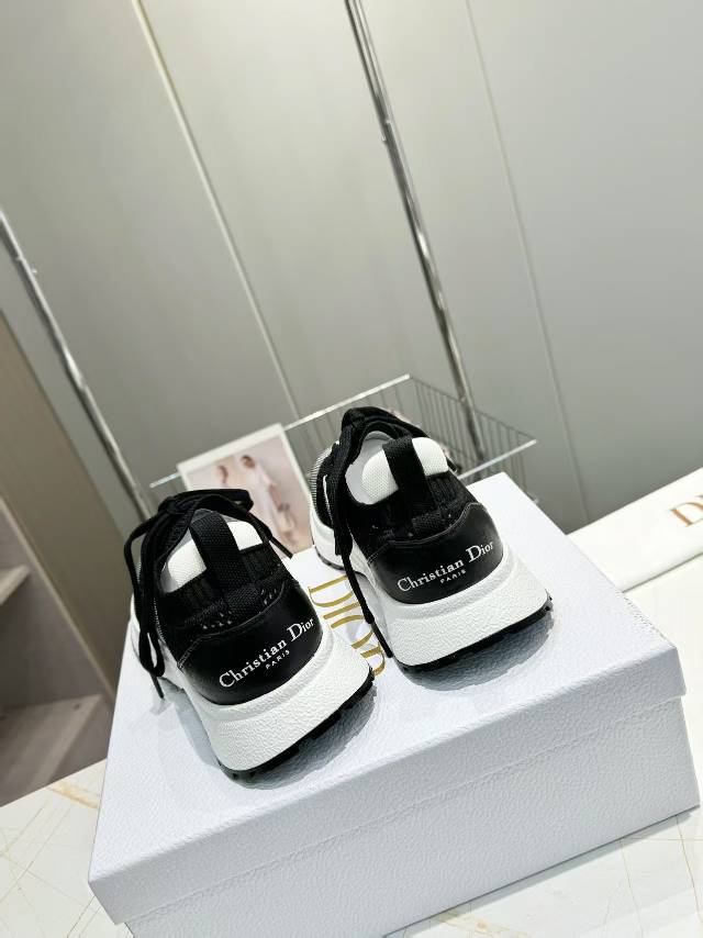 D-Sneakers