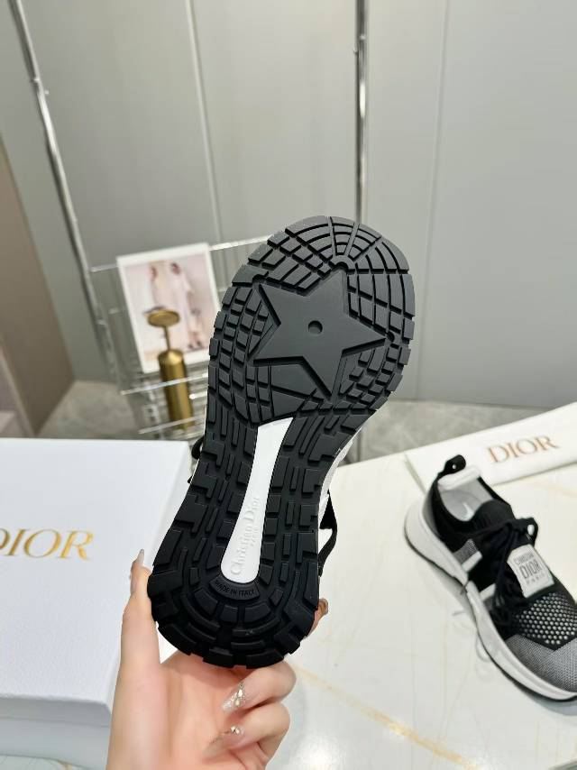 D-Sneakers