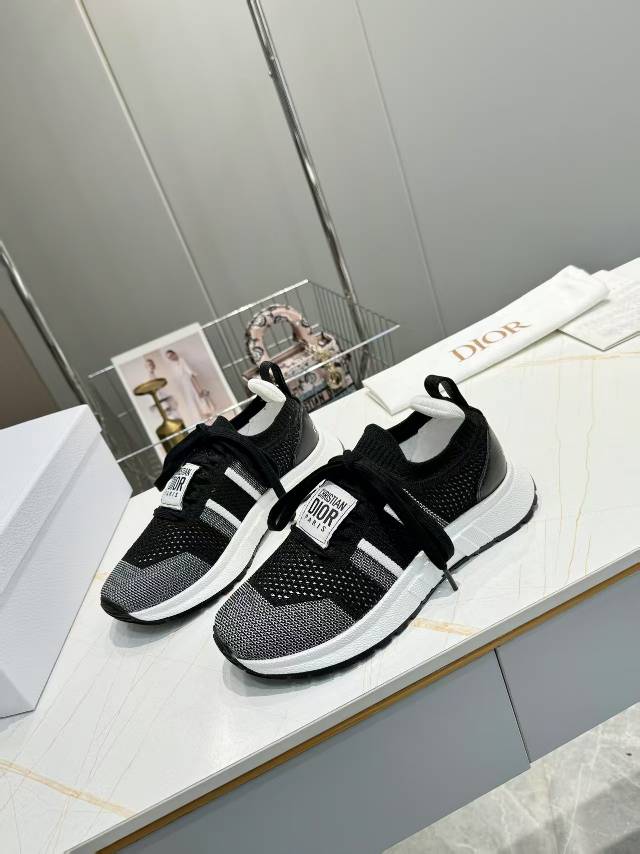 D-Sneakers