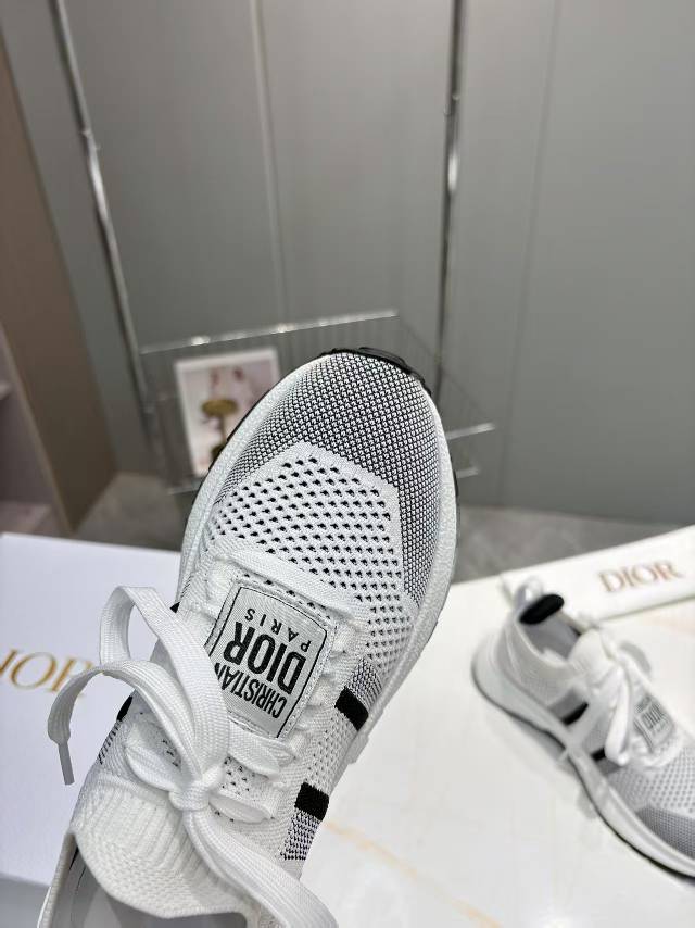 D-Sneakers