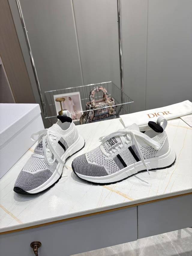 D-Sneakers