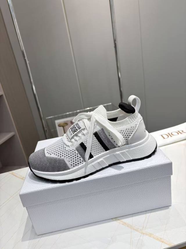 D-Sneakers