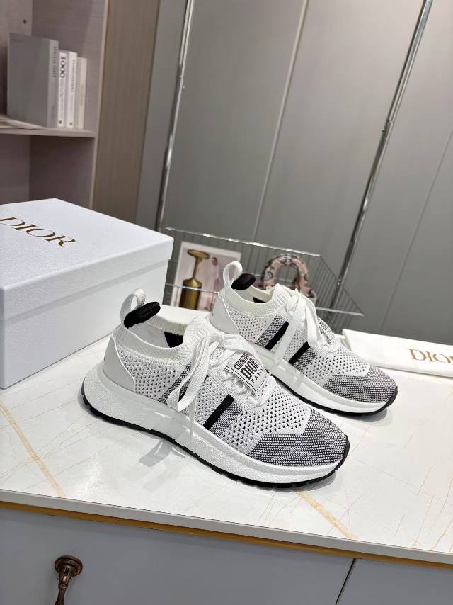 D-Sneakers