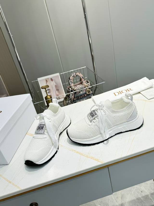 D-Sneakers