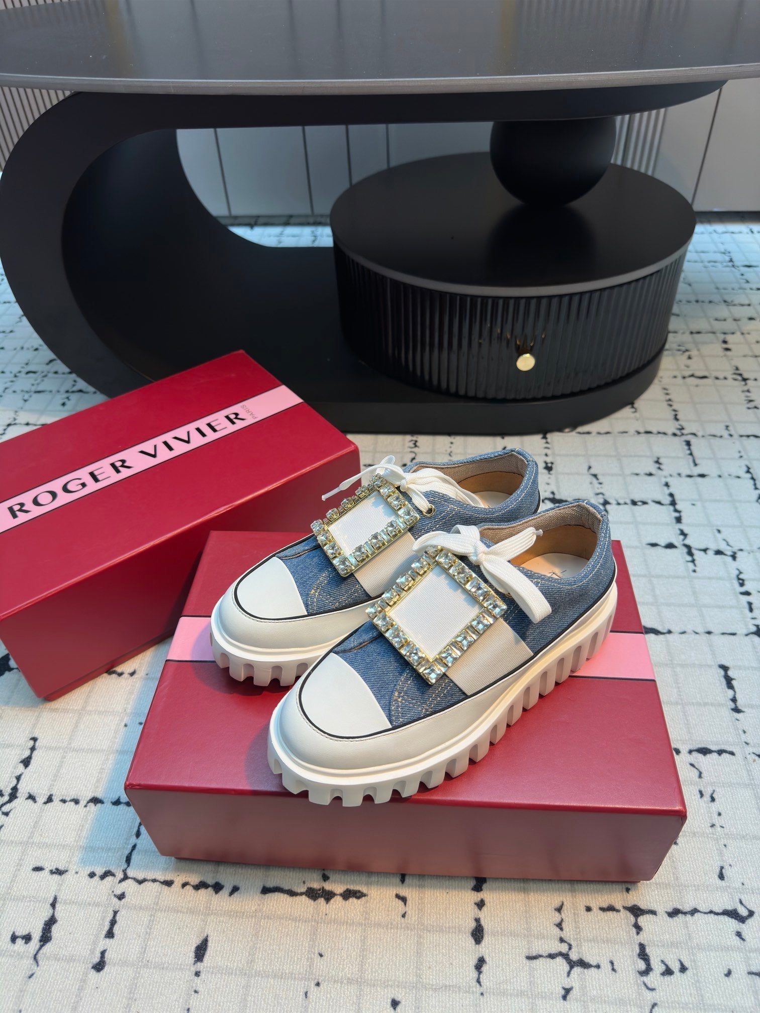 R-Sneakers