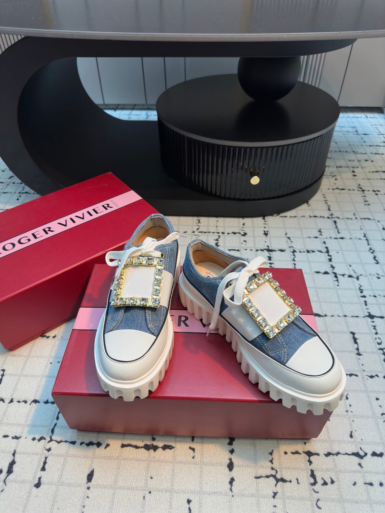 R-Sneakers