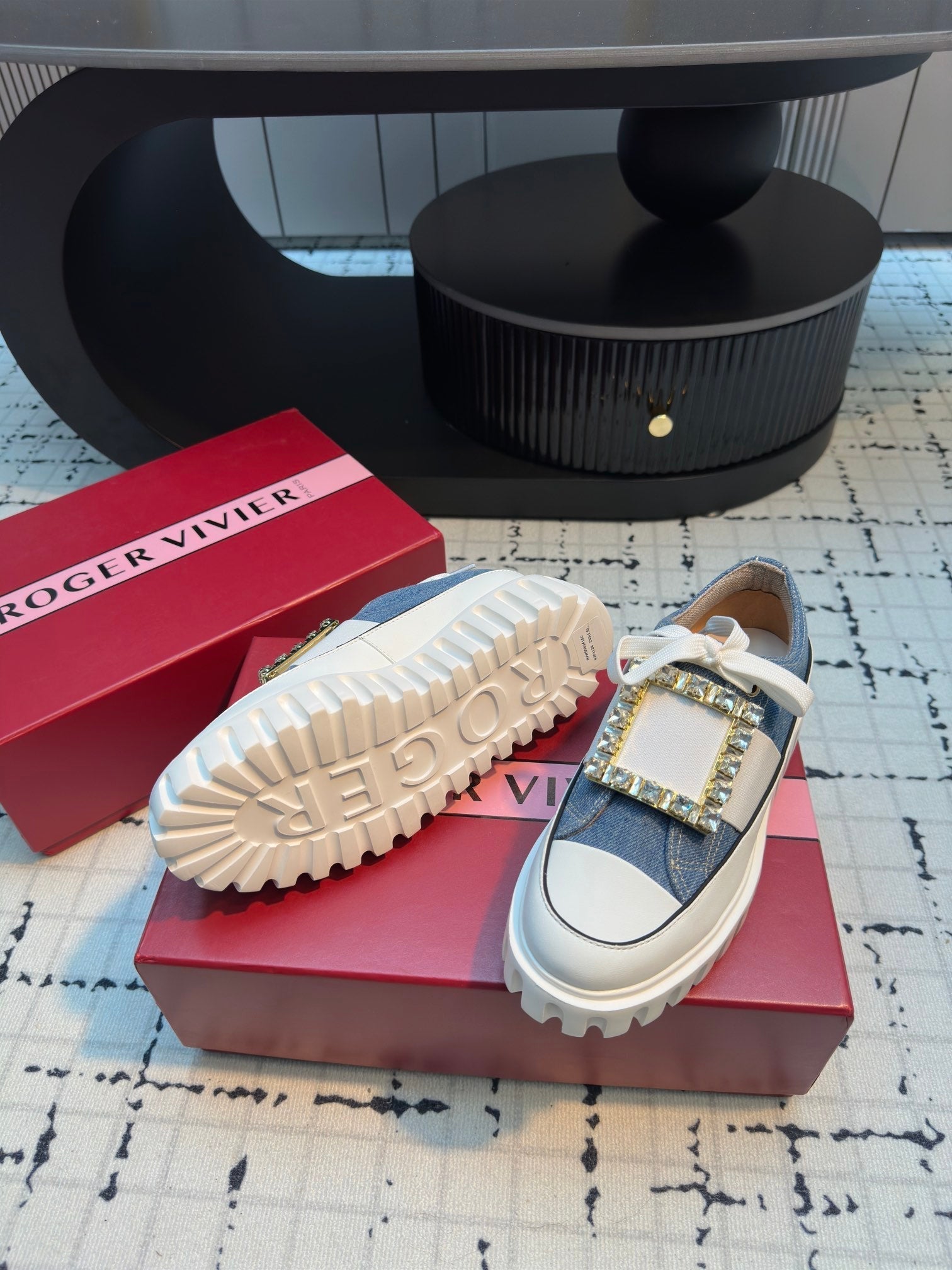 R-Sneakers