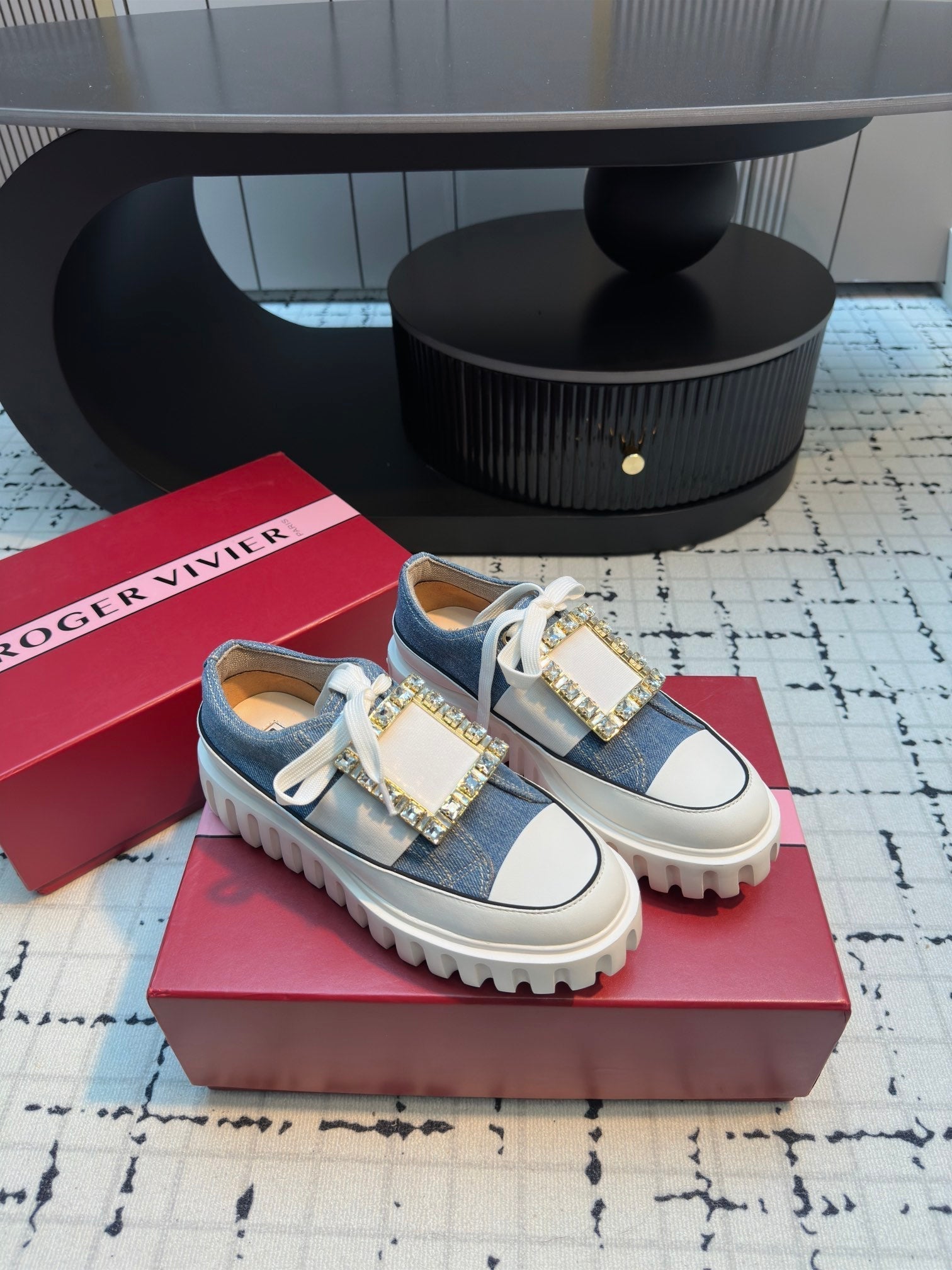 R-Sneakers