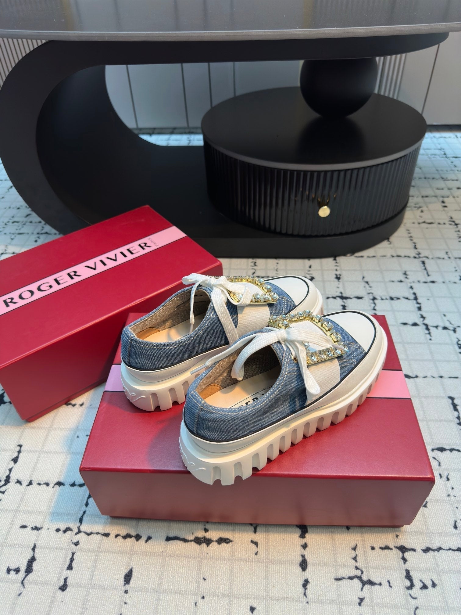 R-Sneakers