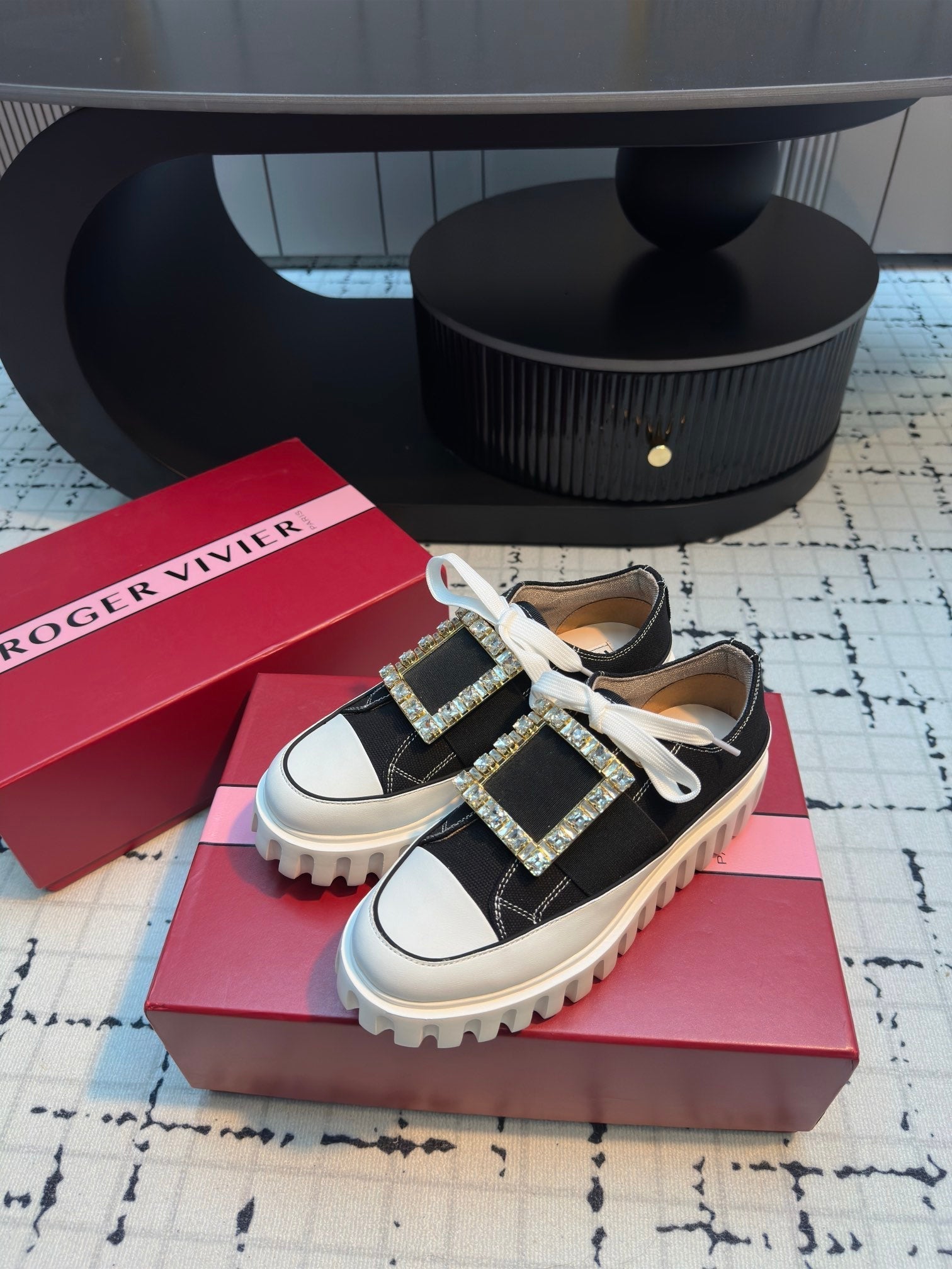 R-Sneakers
