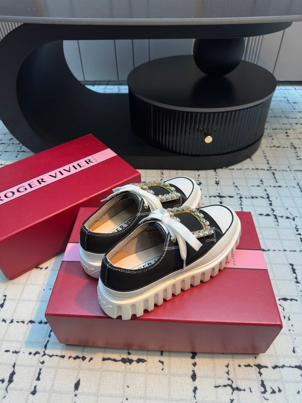 R-Sneakers