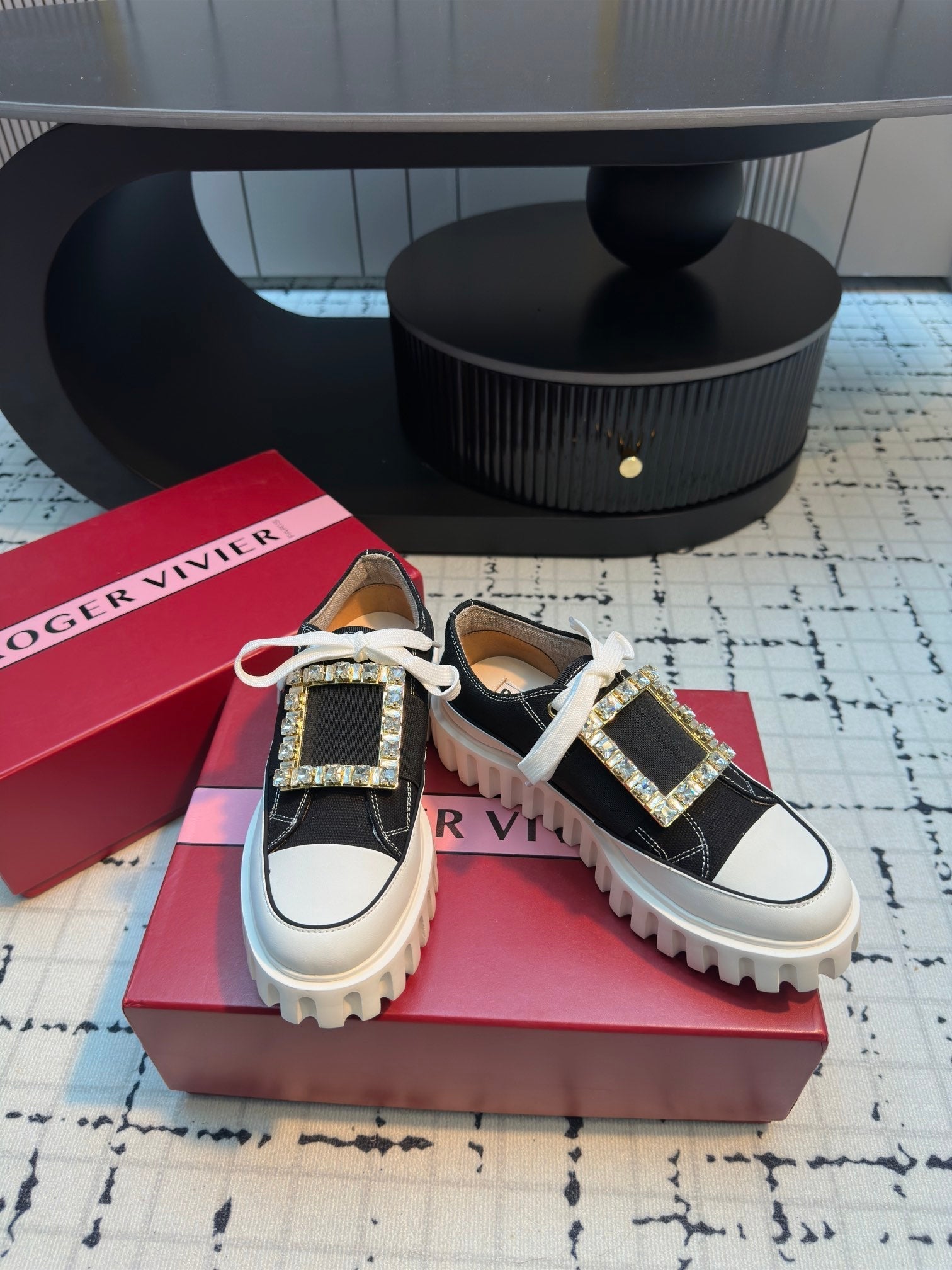 R-Sneakers