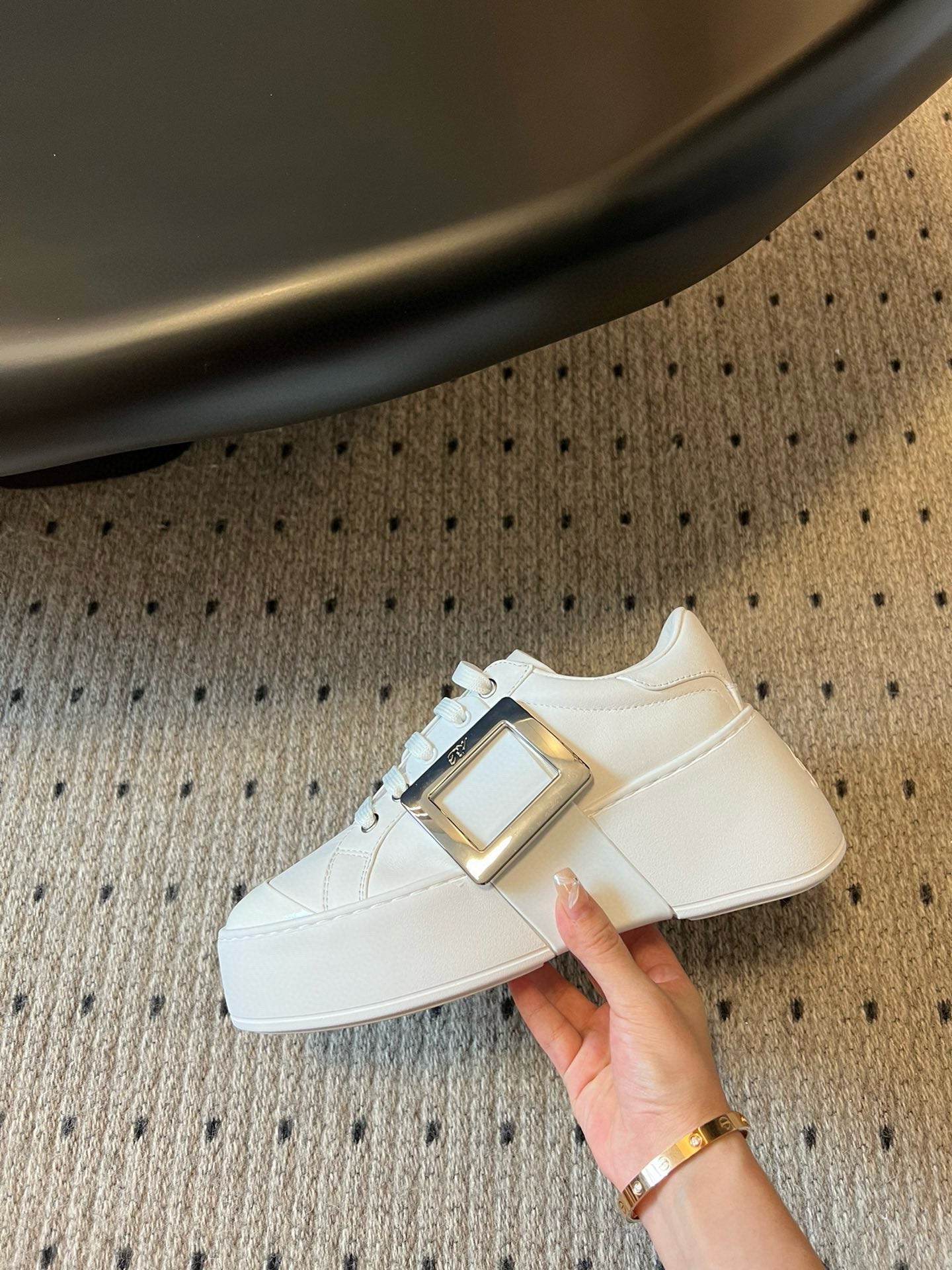 R-Sneakers