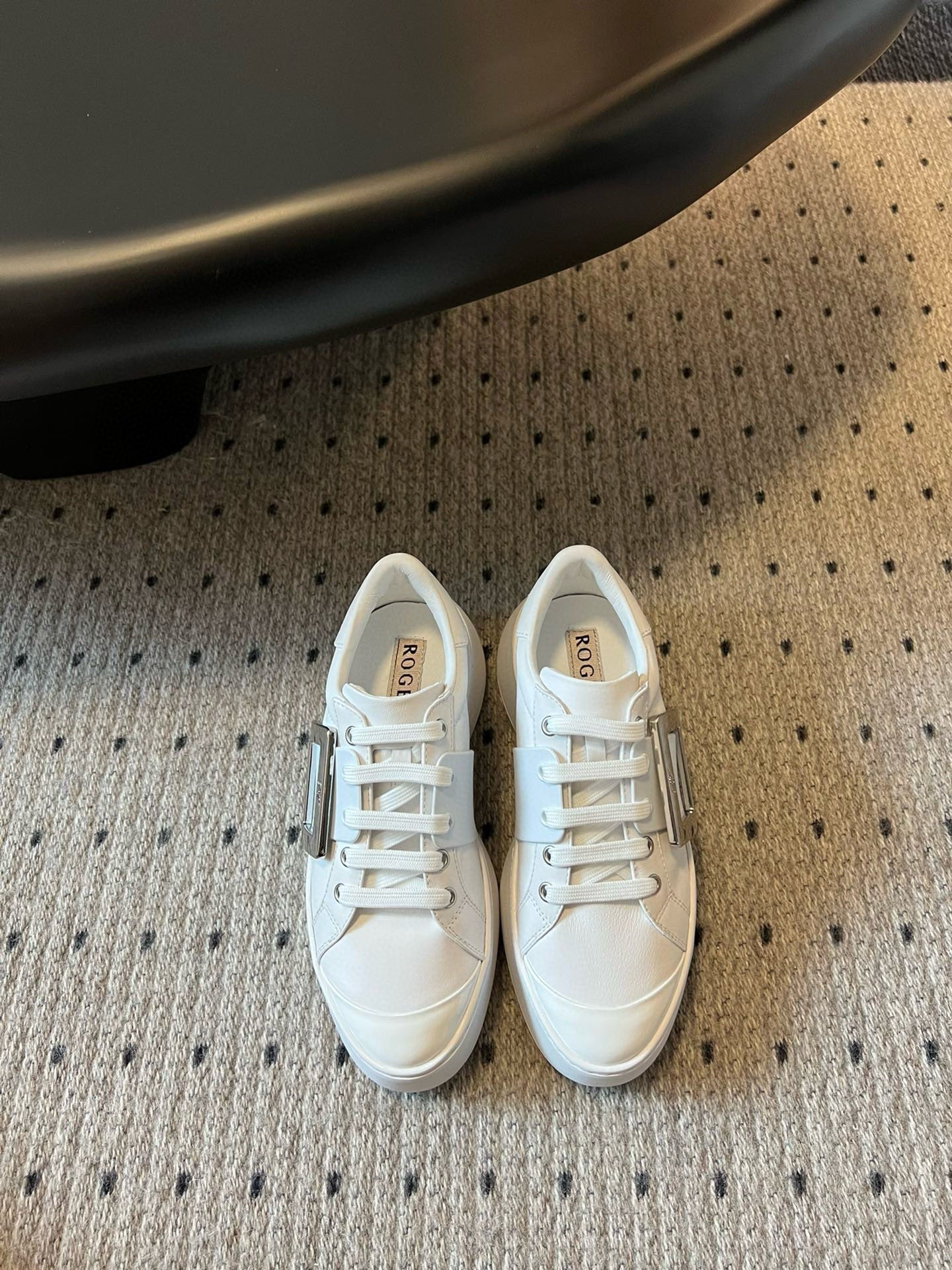 R-Sneakers