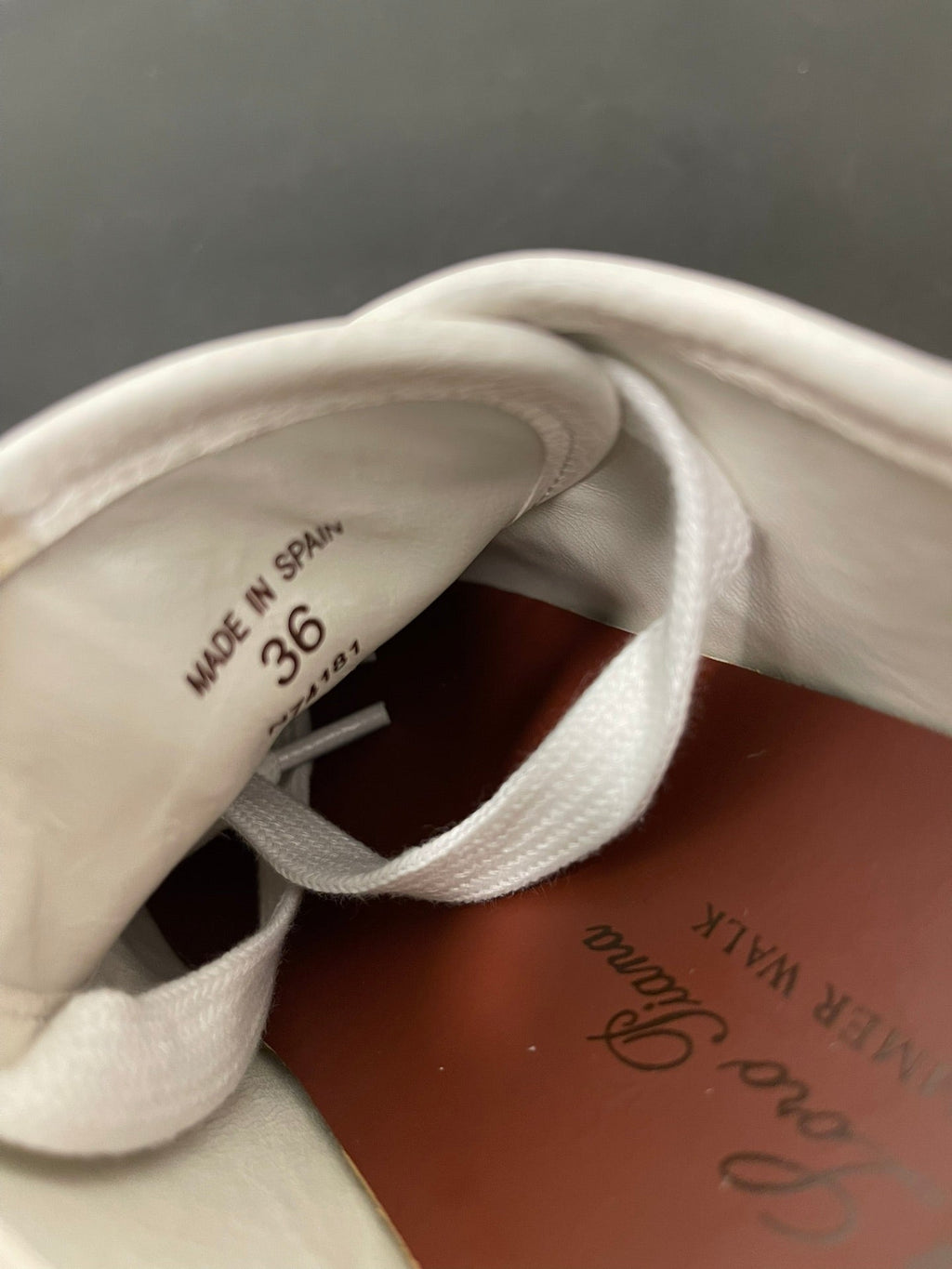 L-Sneakers