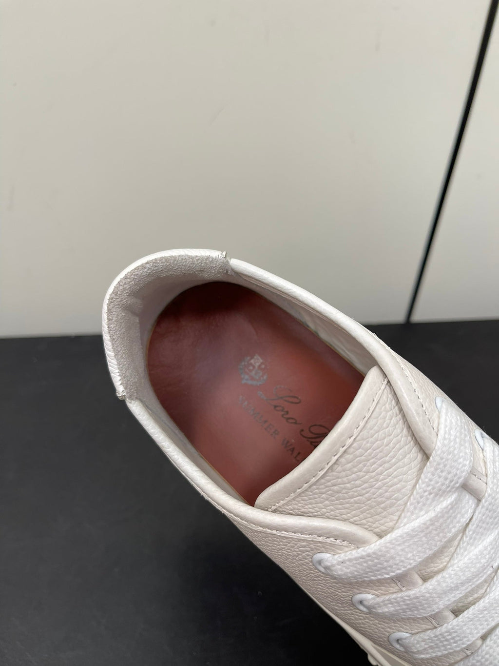 L-Sneakers