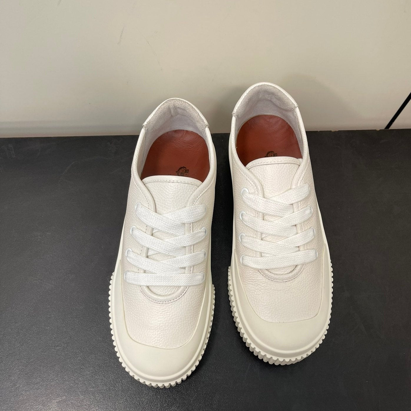 L-Sneakers
