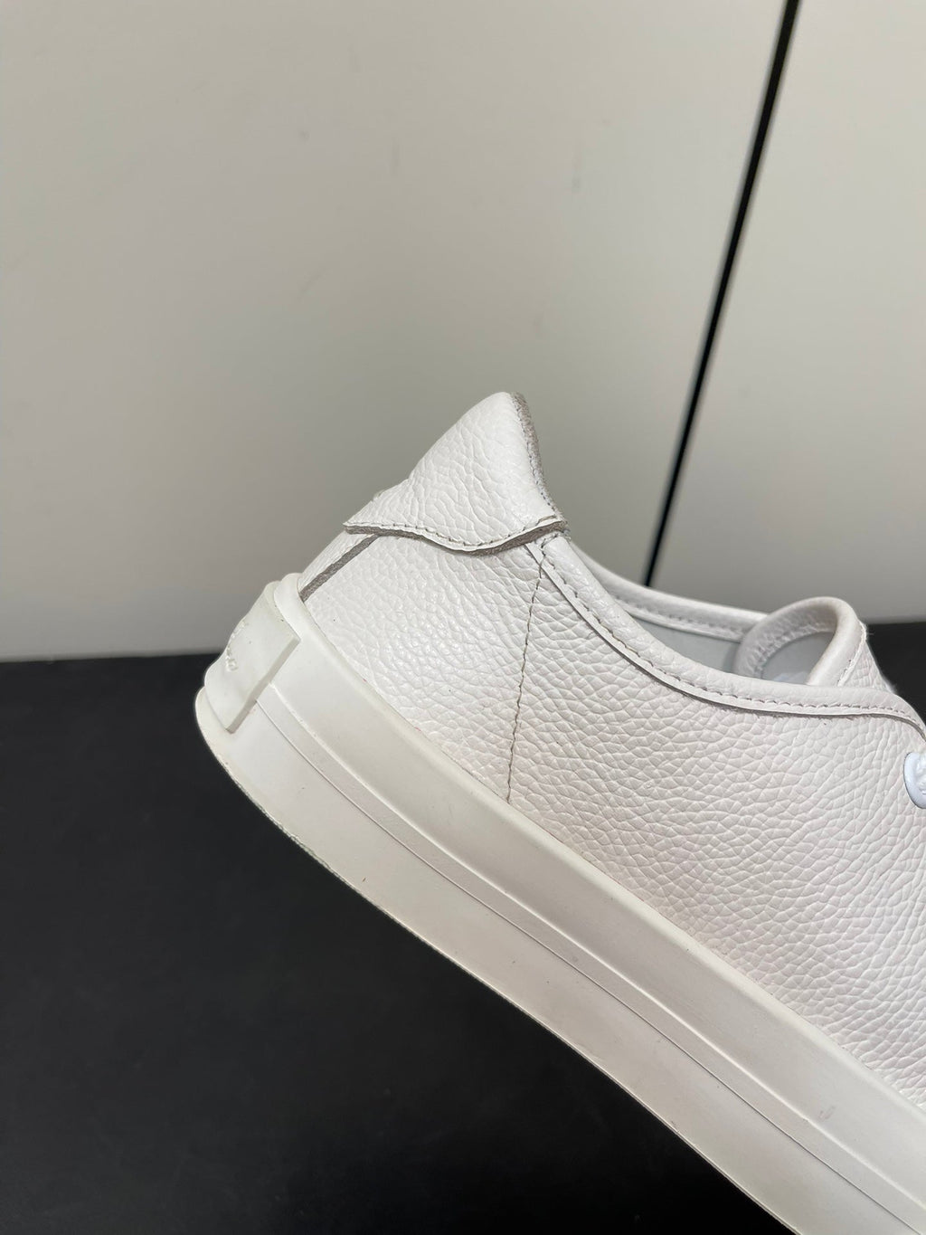 L-Sneakers