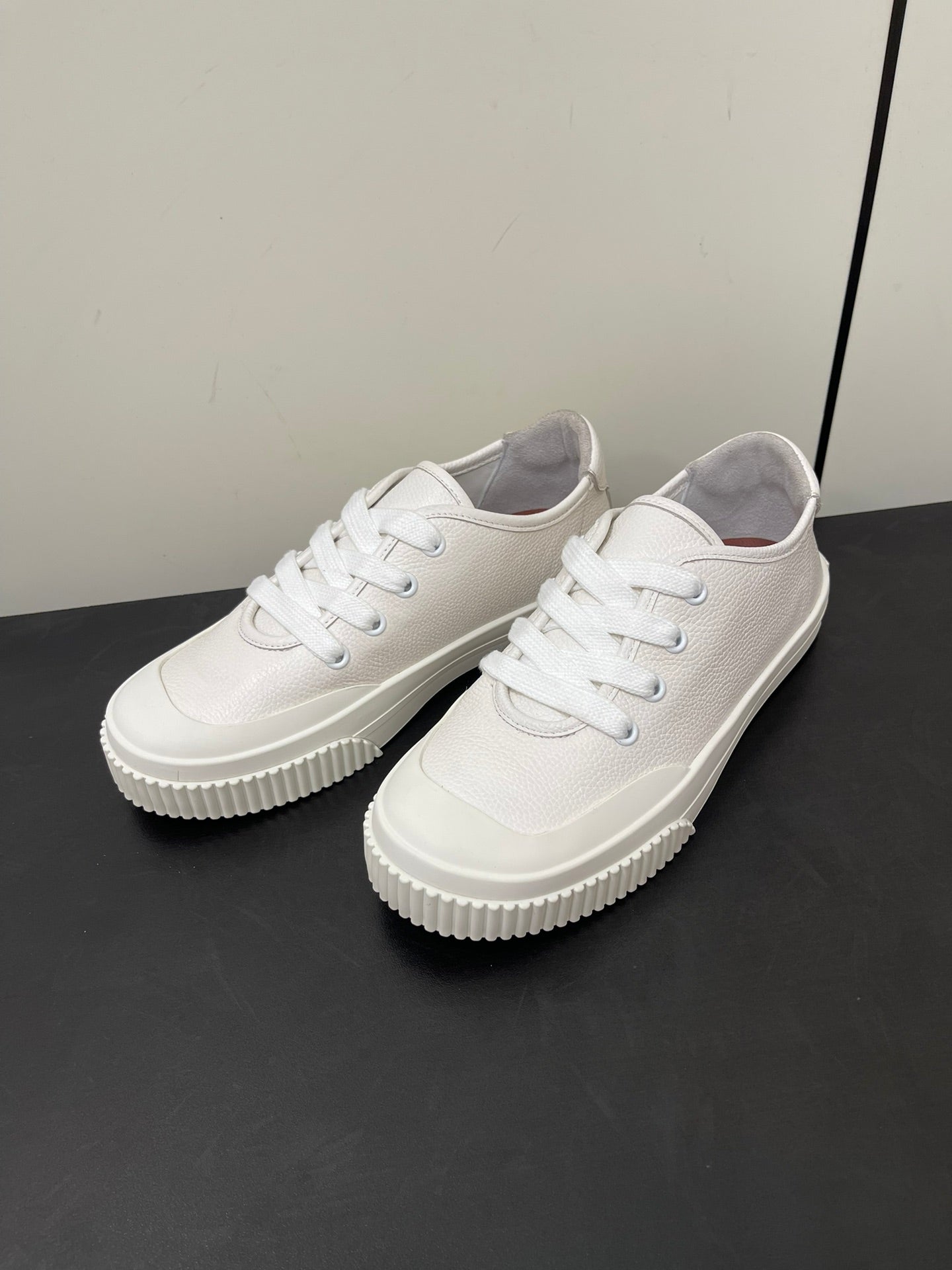 L-Sneakers