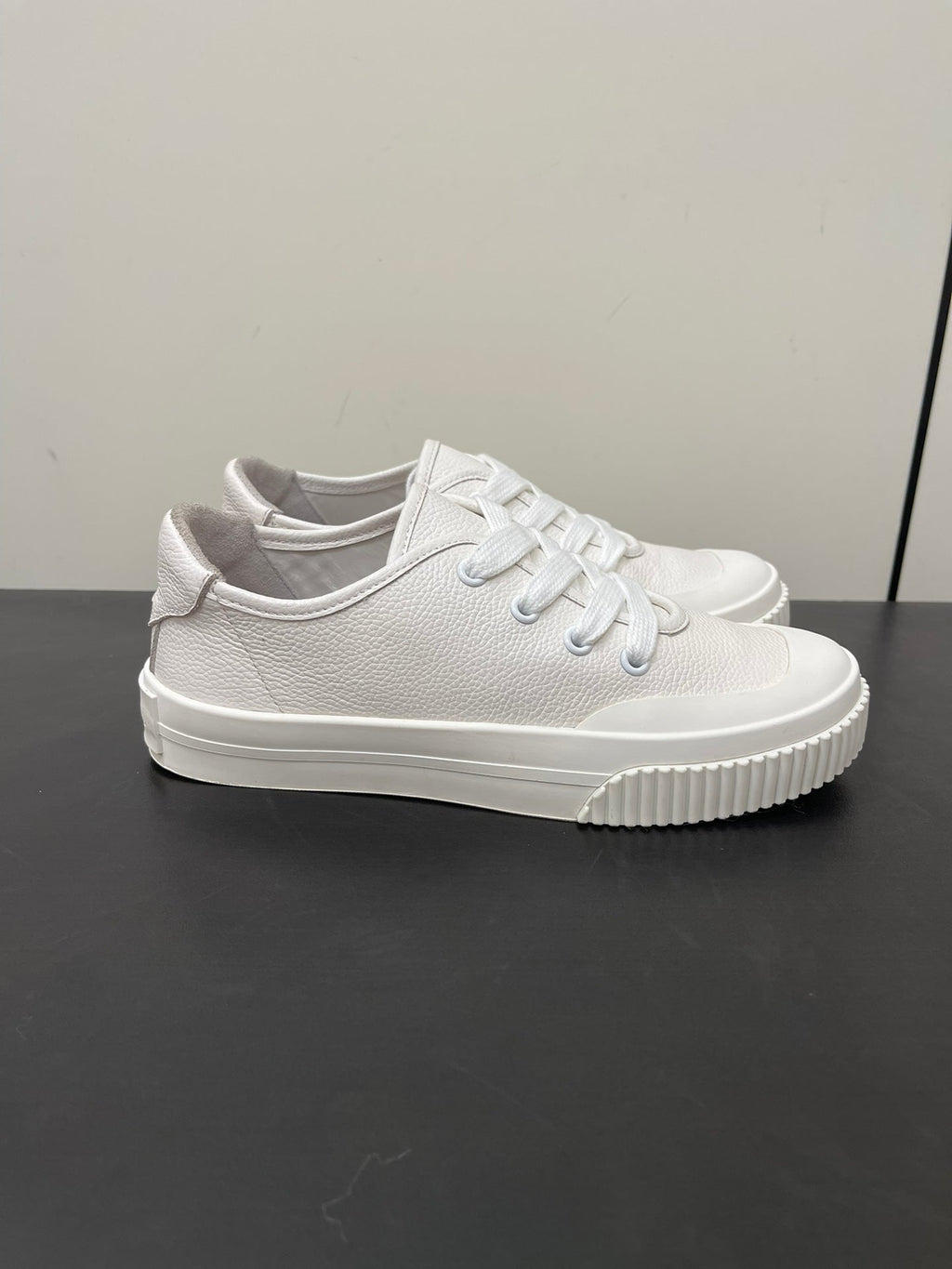 L-Sneakers