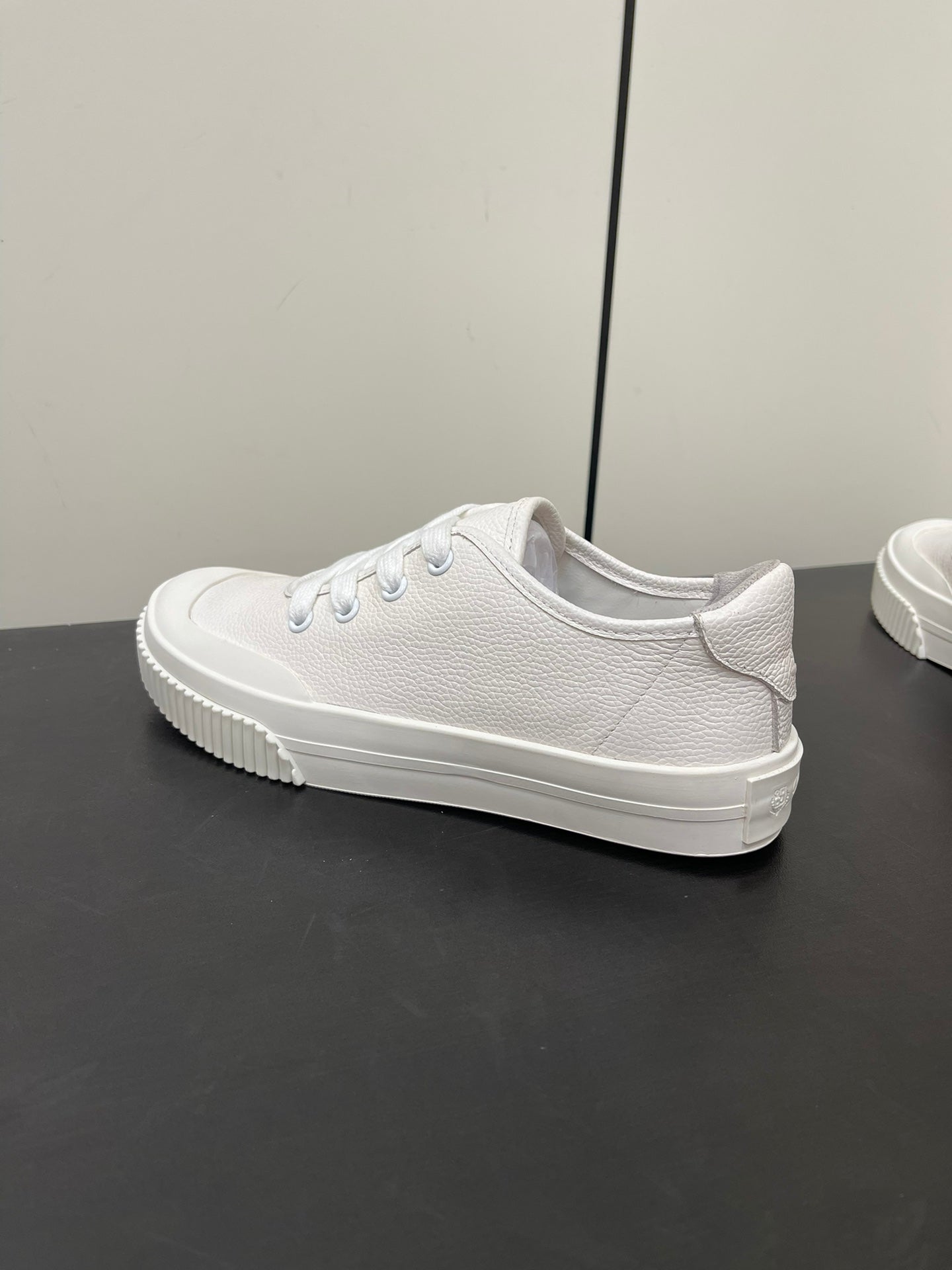 L-Sneakers