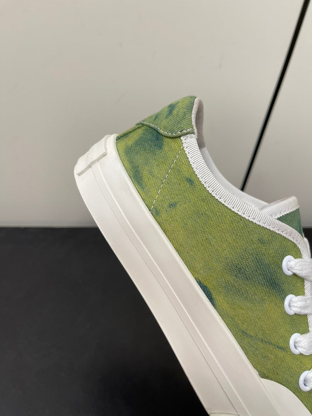 L-Sneakers