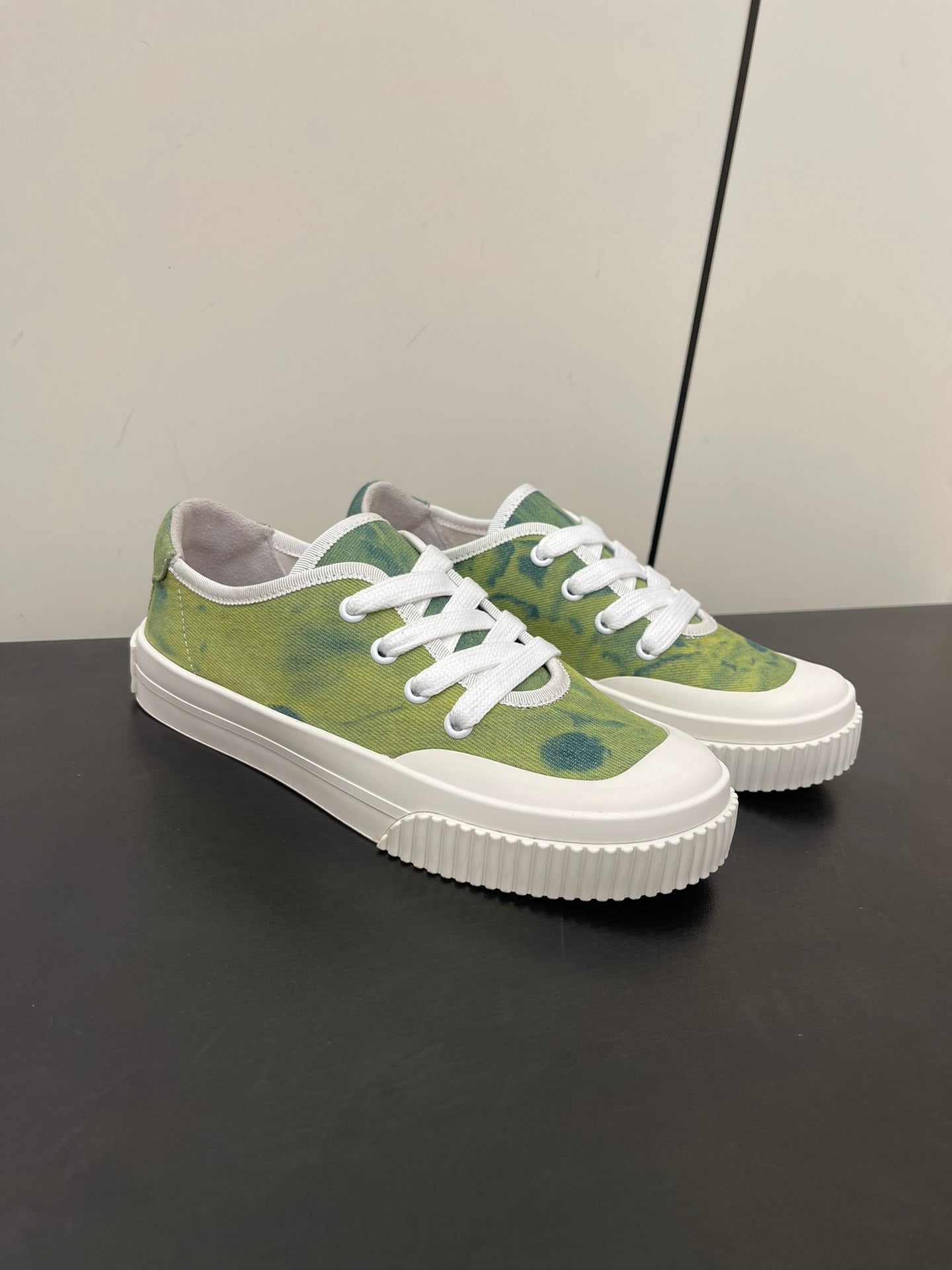 L-Sneakers