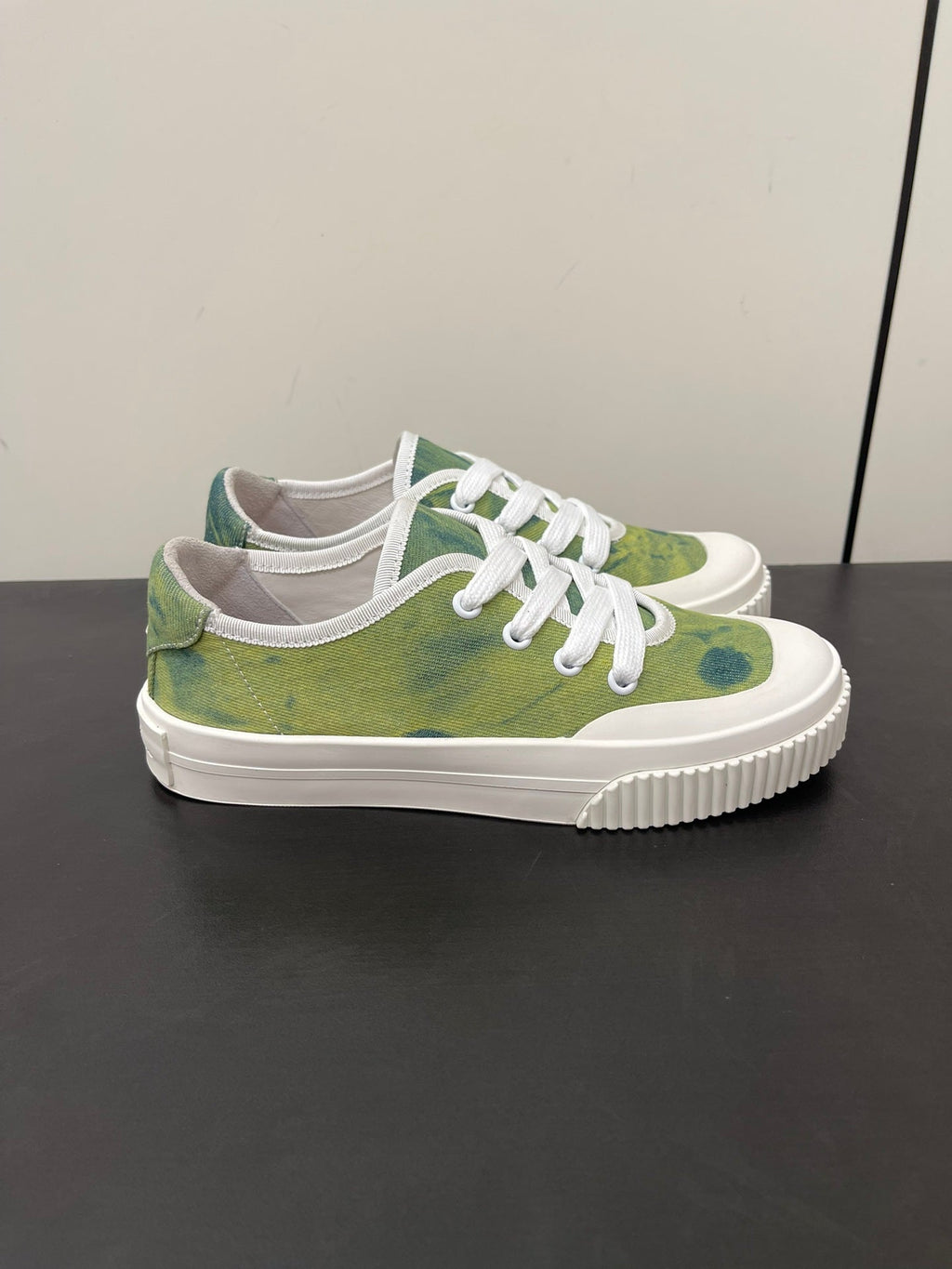 L-Sneakers
