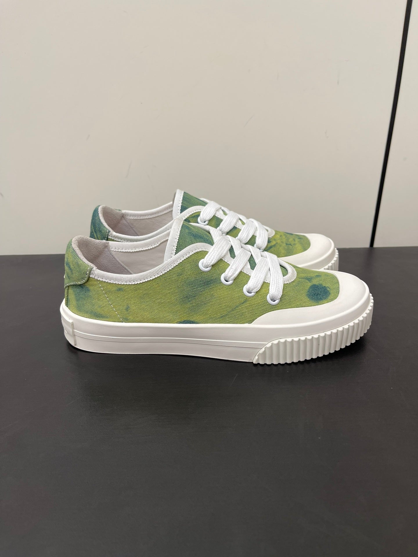 L-Sneakers
