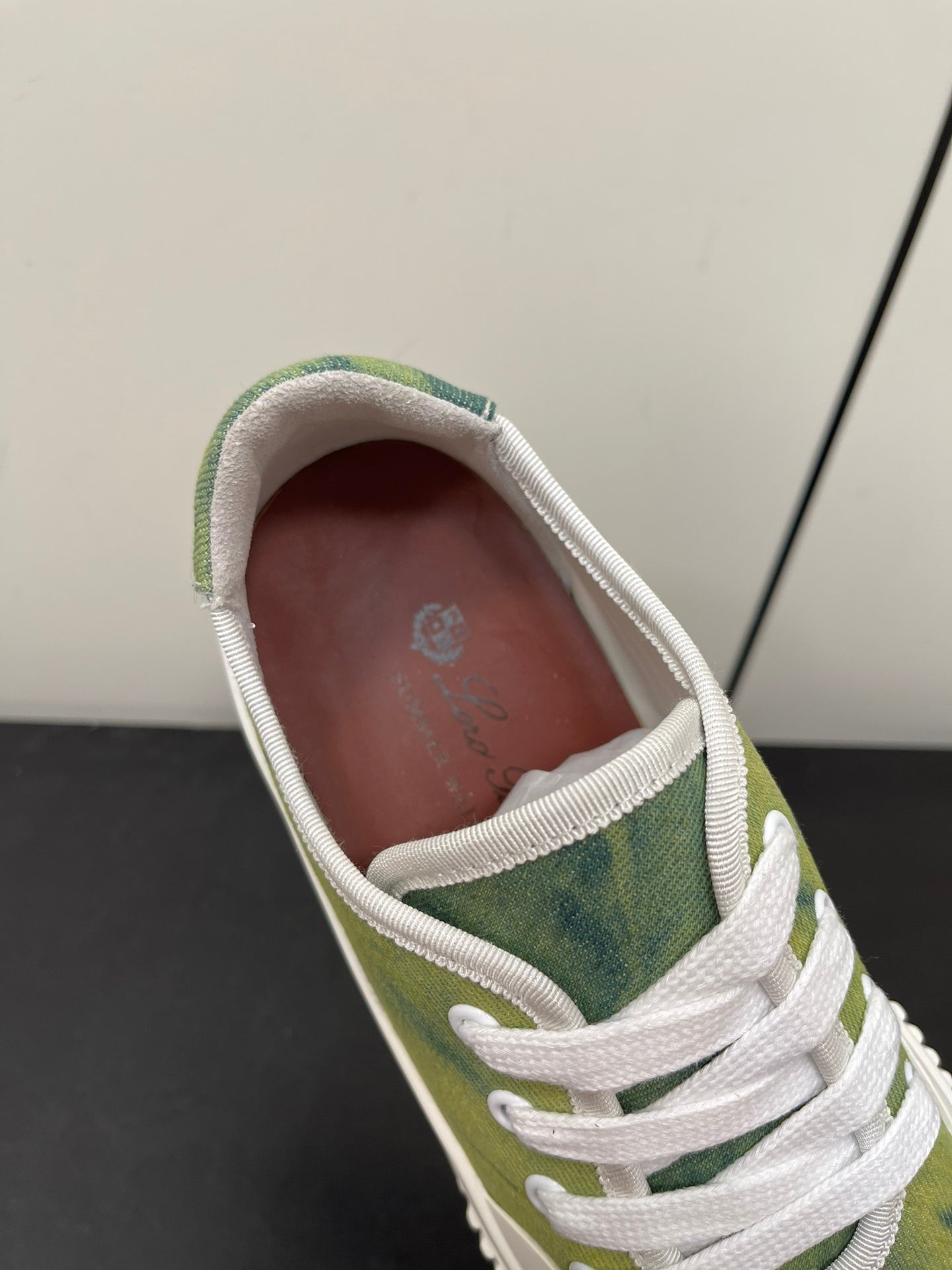 L-Sneakers