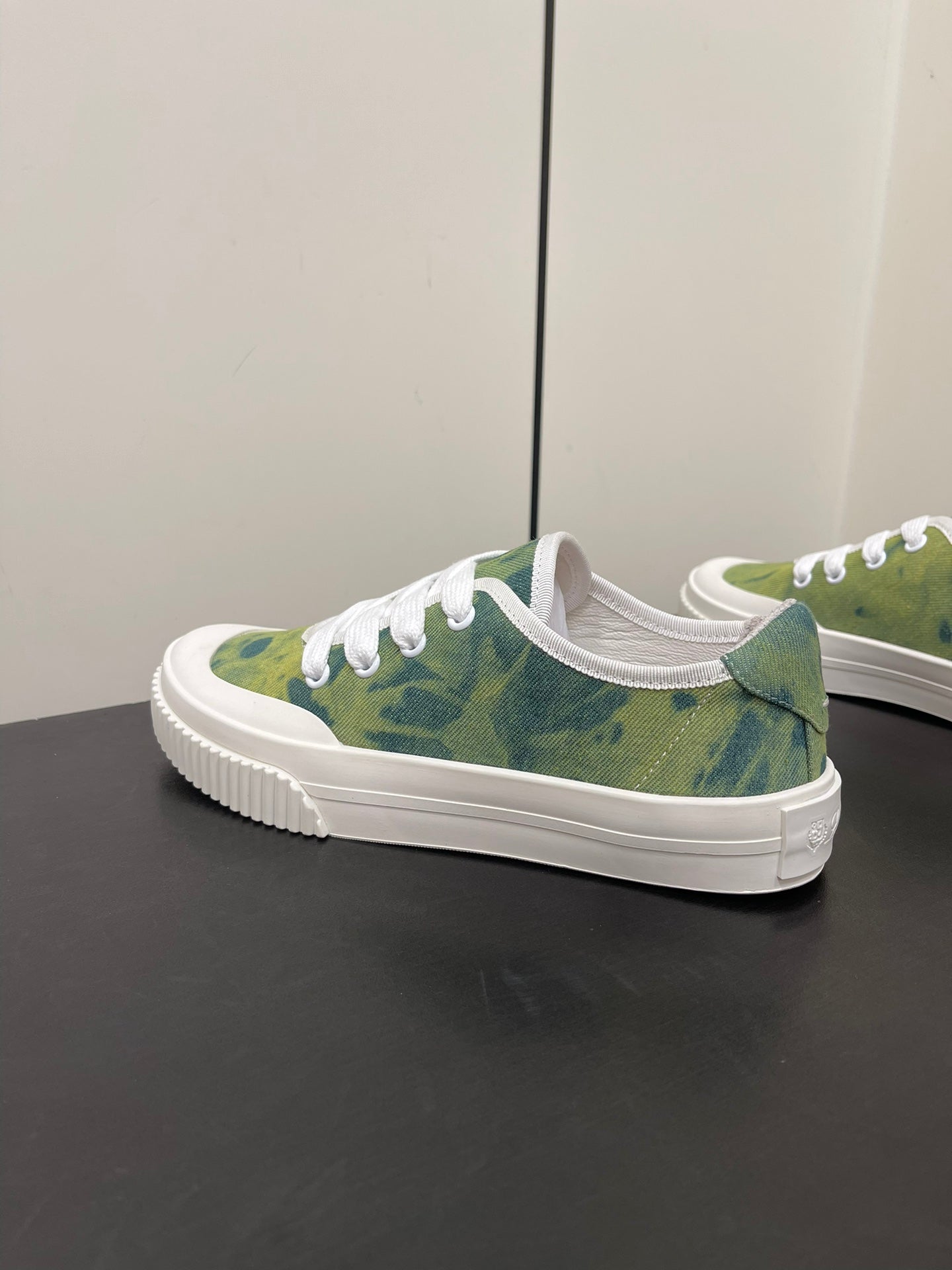 L-Sneakers