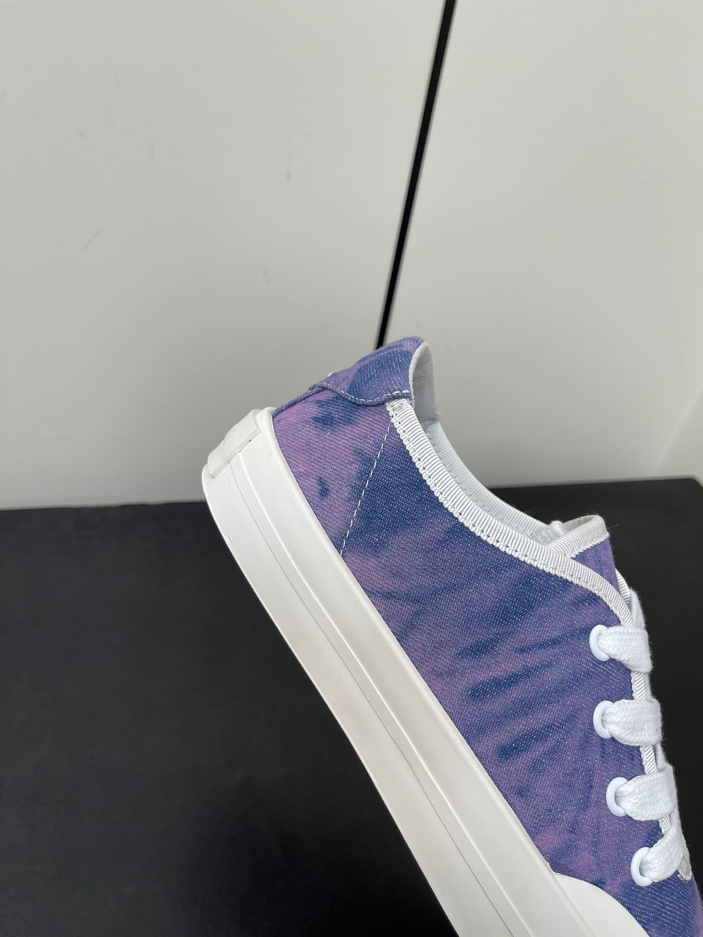 L-Sneakers