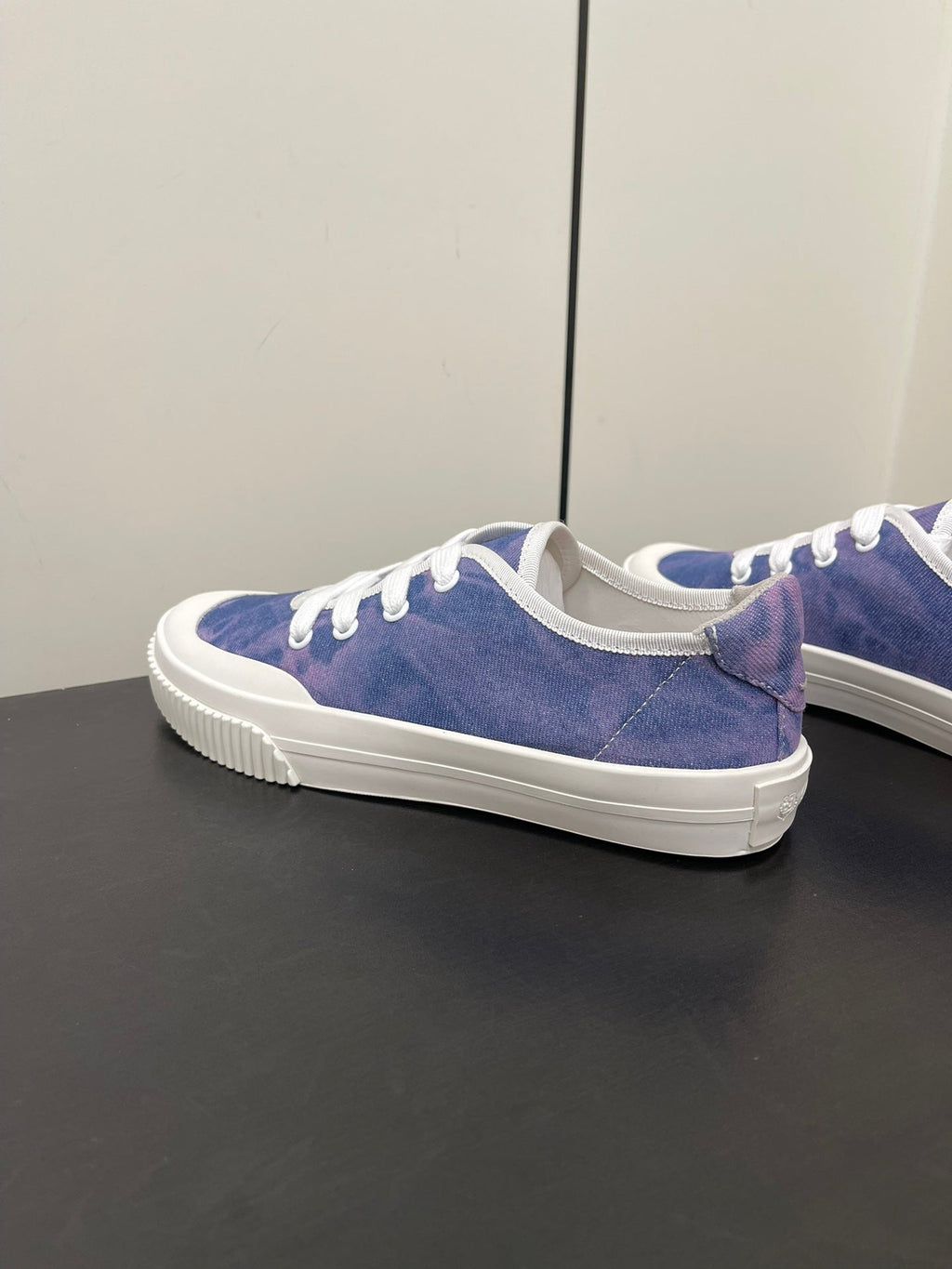 L-Sneakers