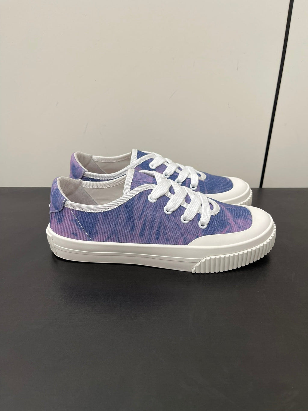 L-Sneakers