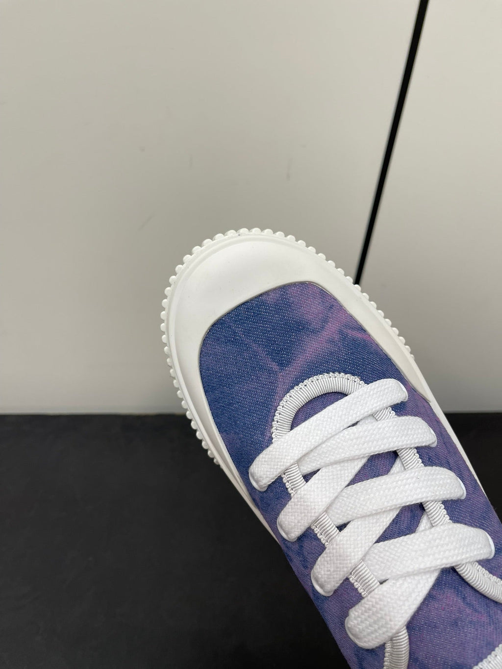 L-Sneakers