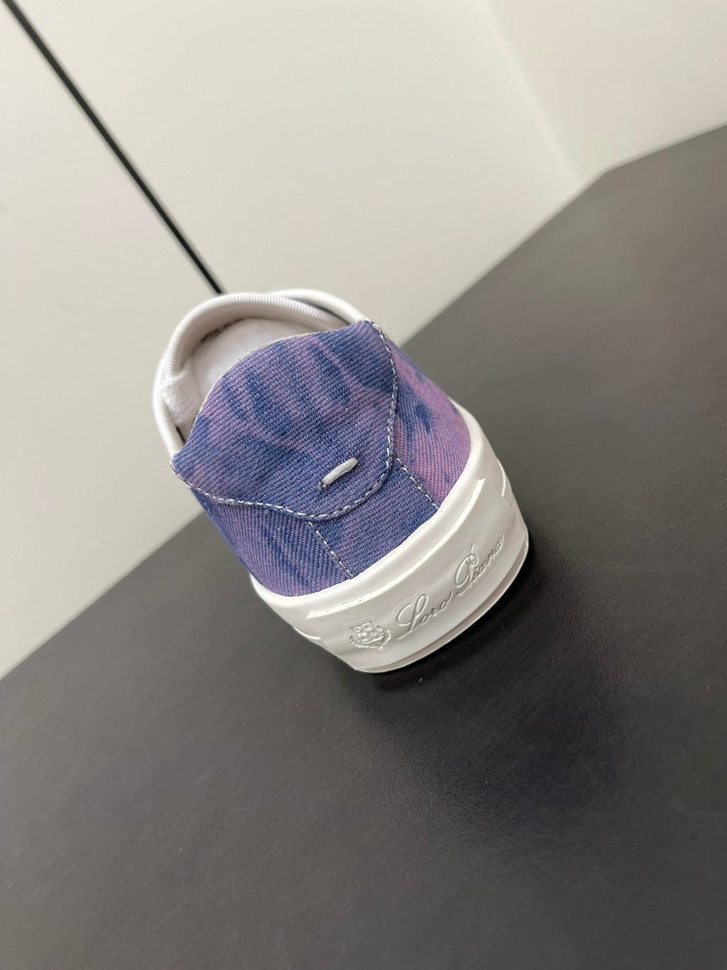 L-Sneakers