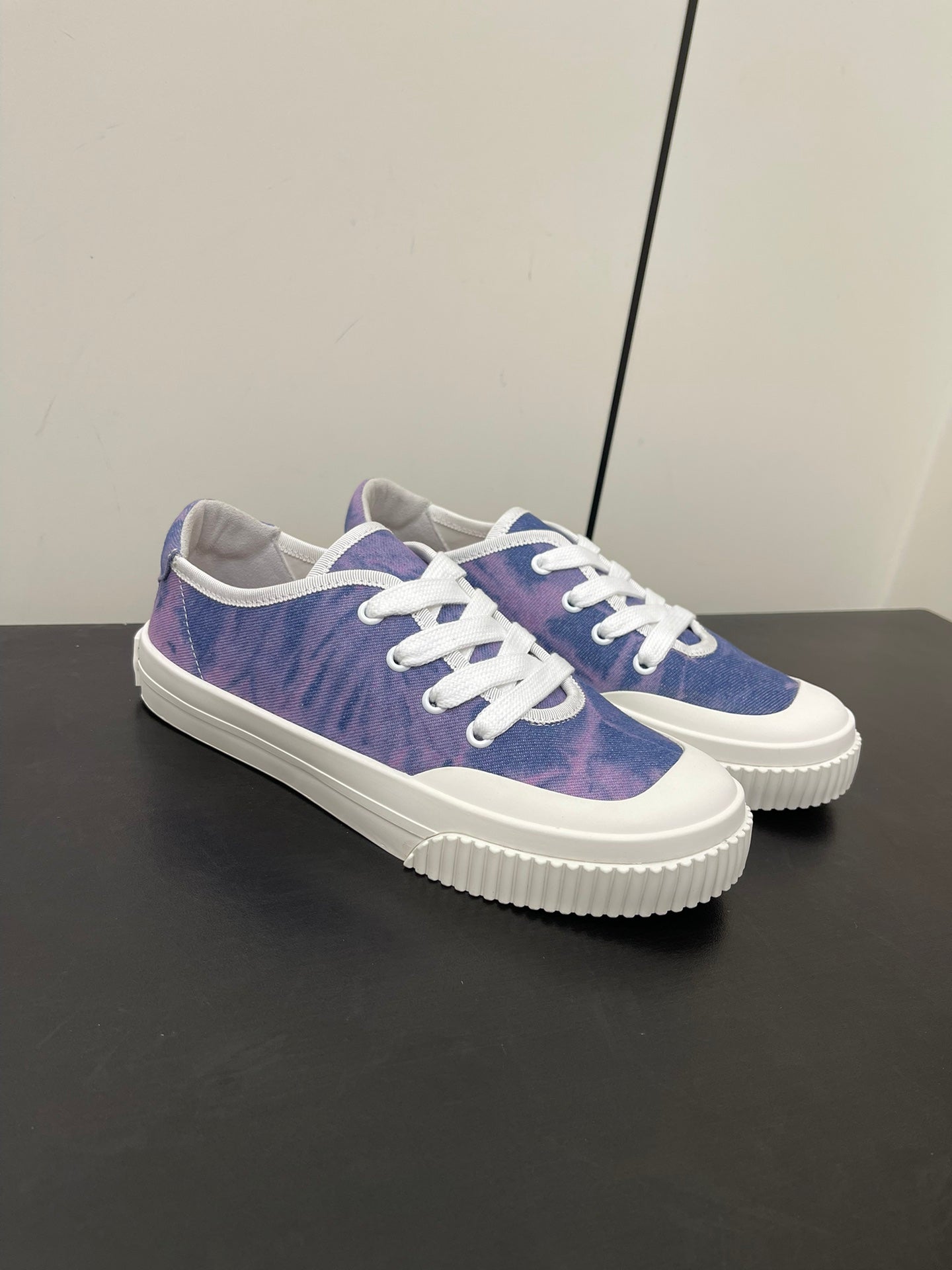 L-Sneakers