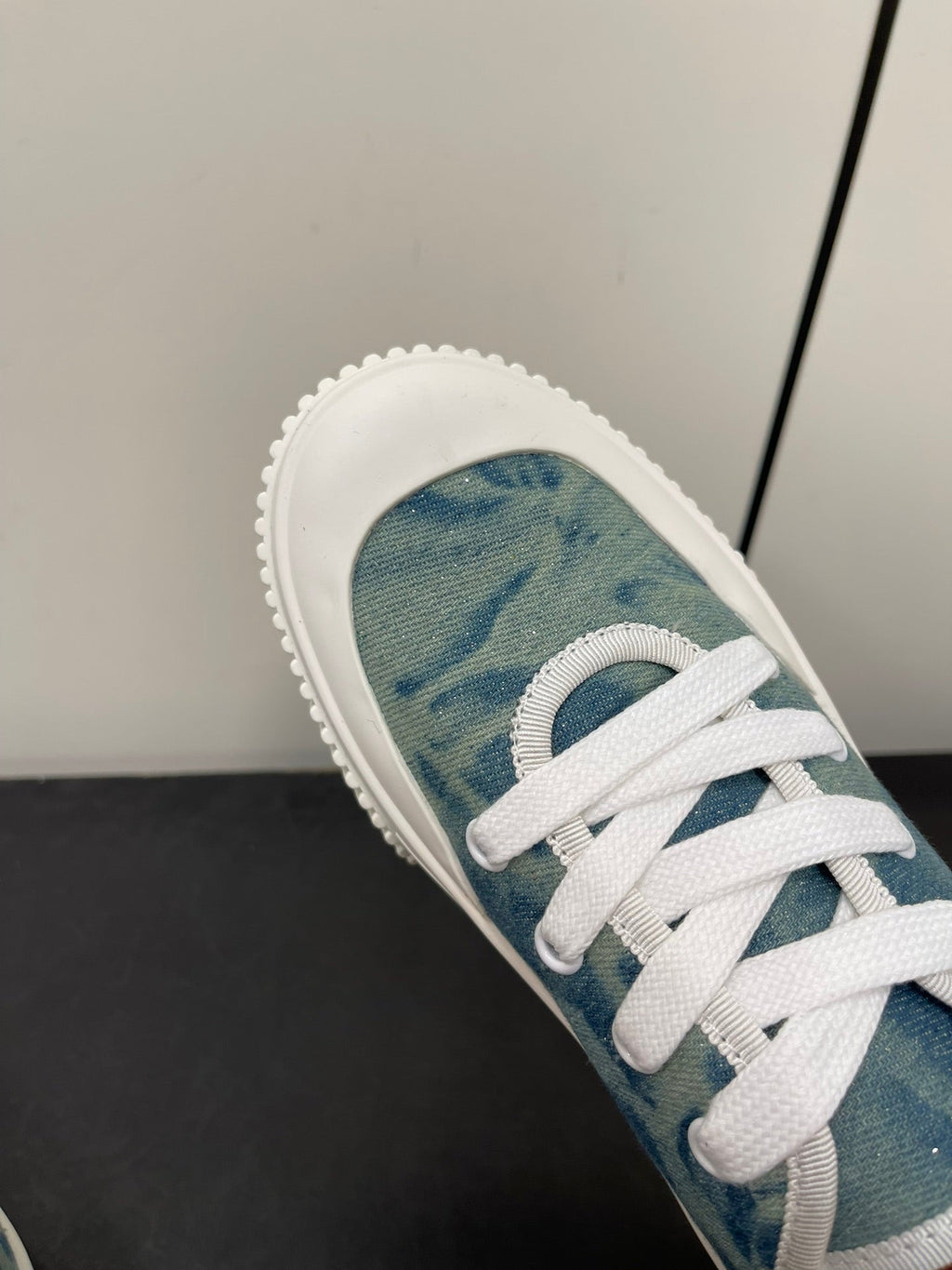 L-Sneakers